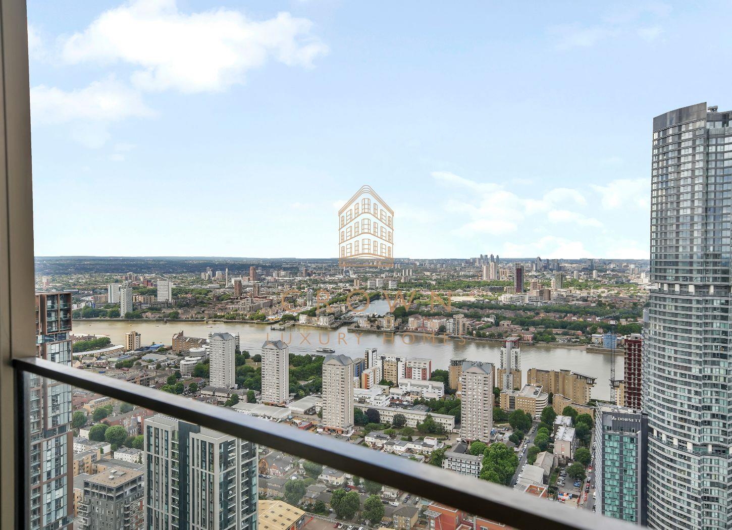 Flat South Quay Square in Greater London