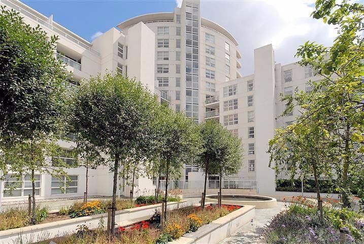 Flat Blackwall Way in Greater London