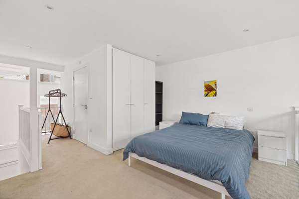 Flat Dod Street in Greater London