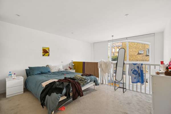 Flat Dod Street in Greater London