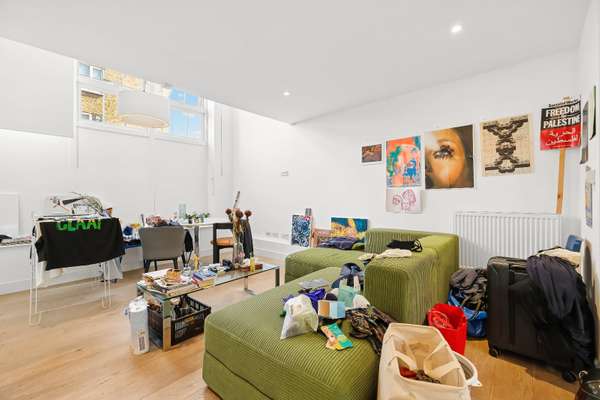 Flat Dod Street in Greater London