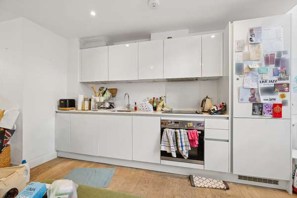 Flat Dod Street in Greater London