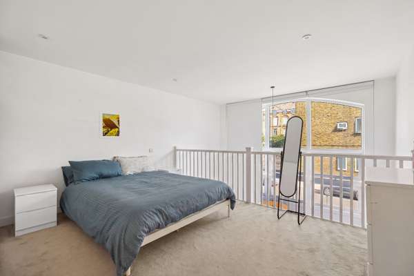 Flat Dod Street in Greater London