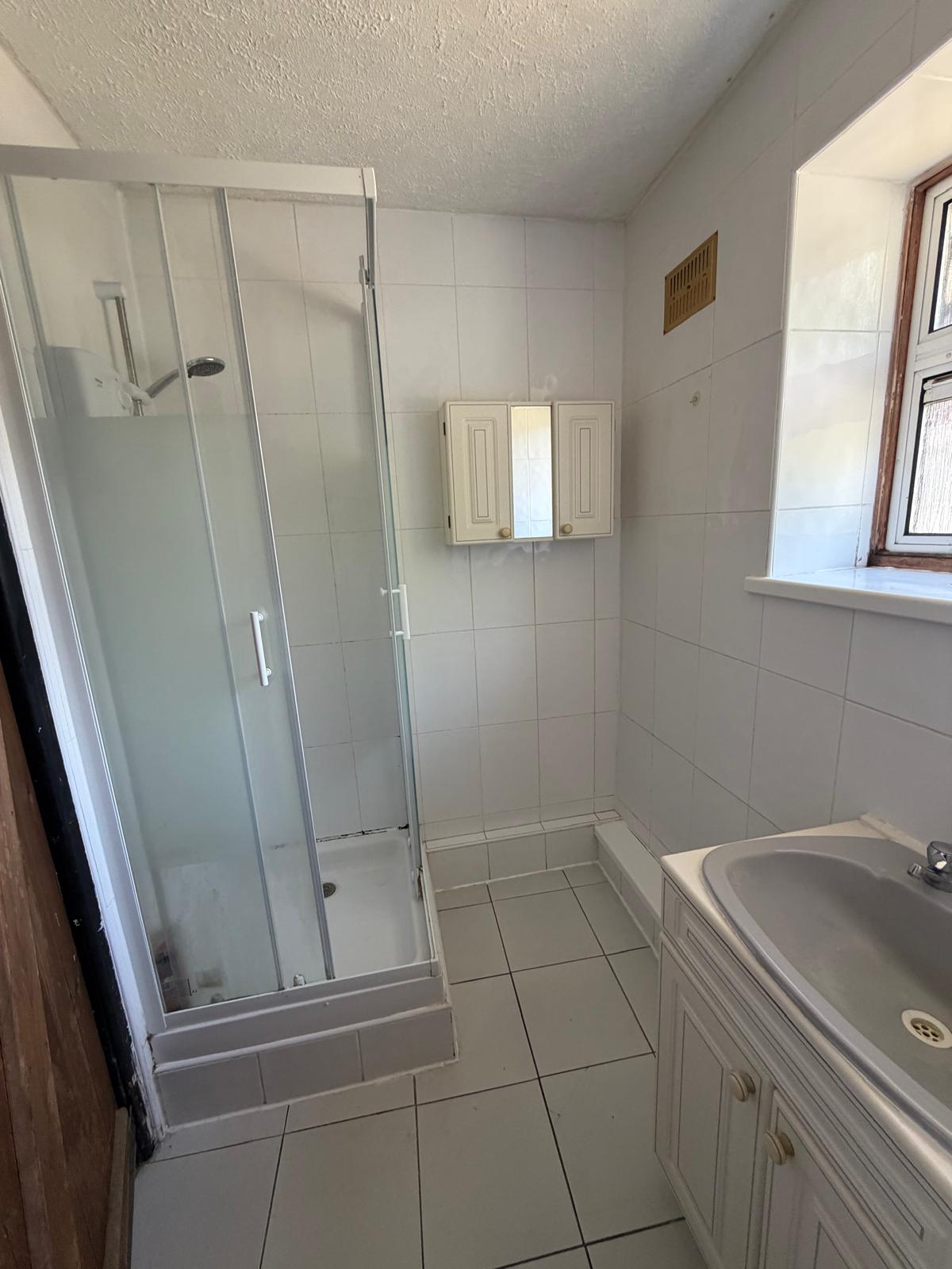 Flat Leamington Road in Greater London