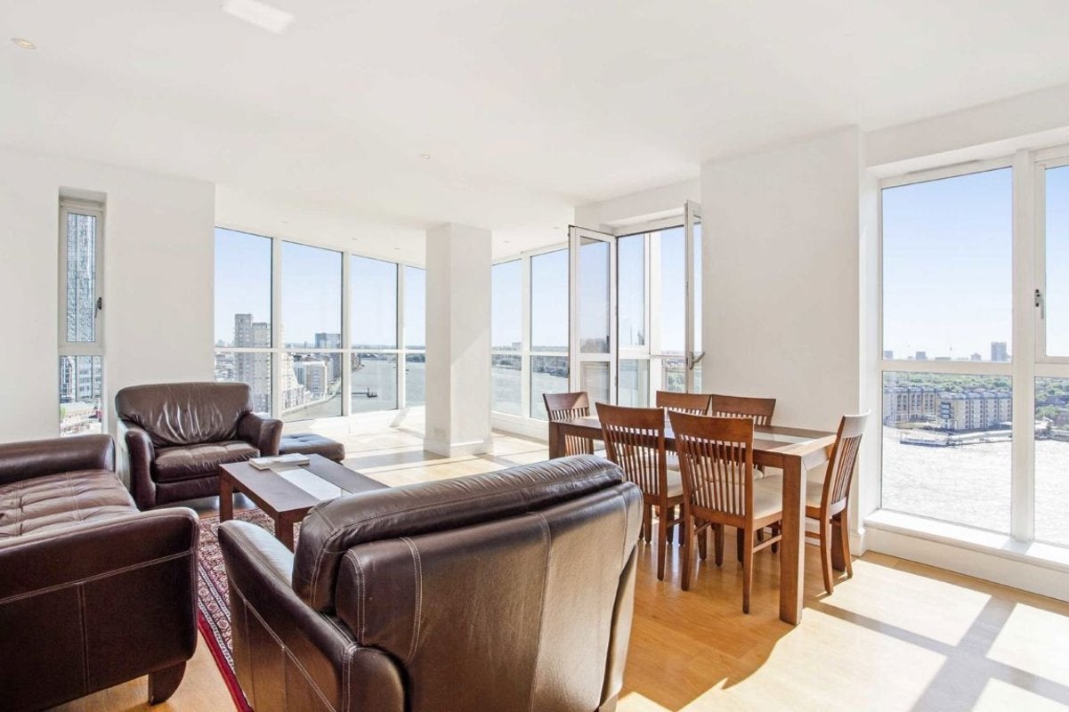 Flat Westferry Circus in Greater London