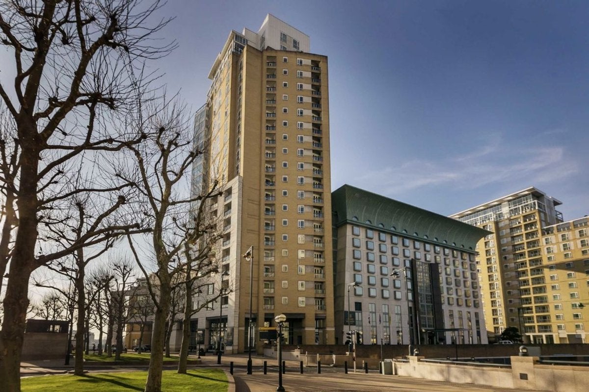 Flat Westferry Circus in Greater London