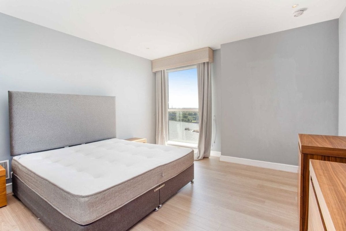Flat Westferry Circus in Greater London
