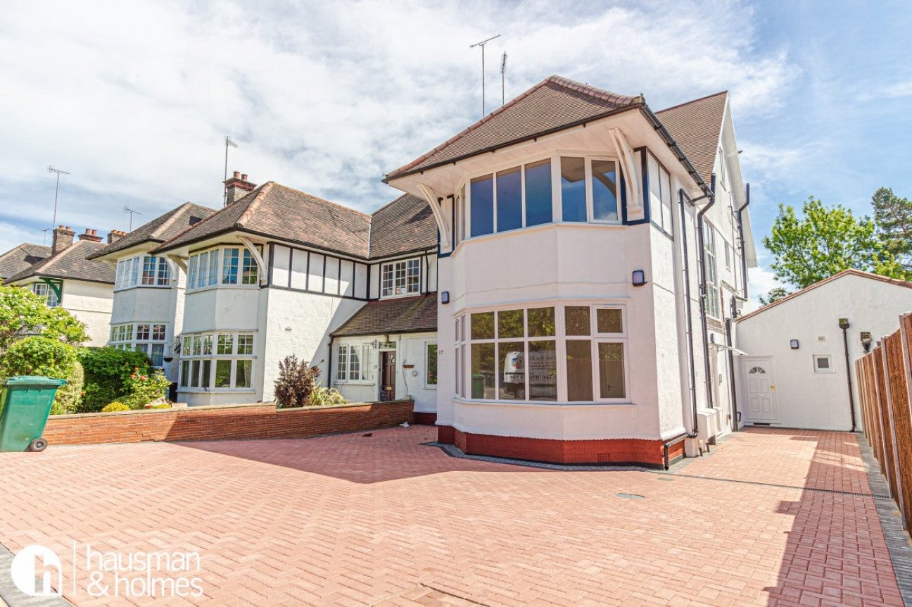 Flat Helenslea Avenue in Greater London