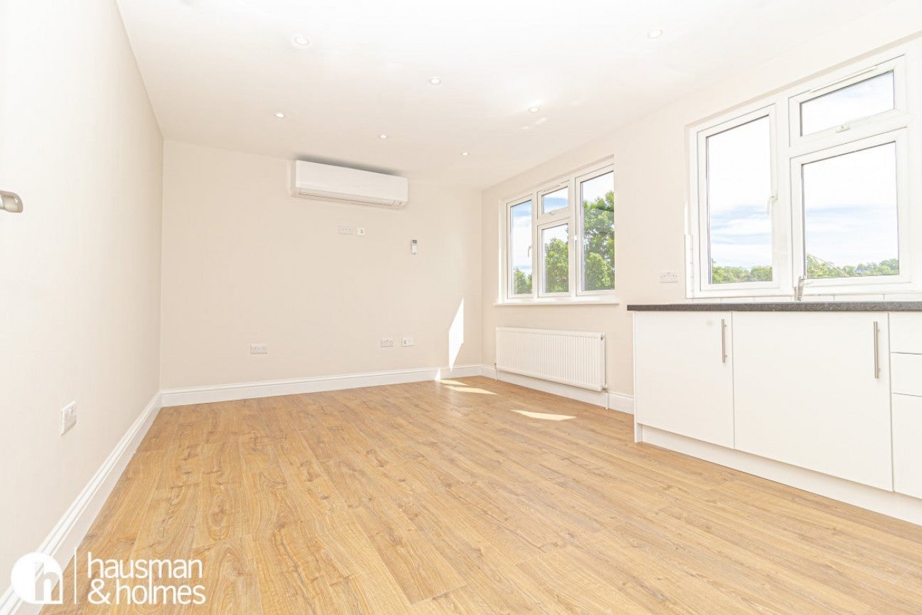 Flat Helenslea Avenue in Greater London