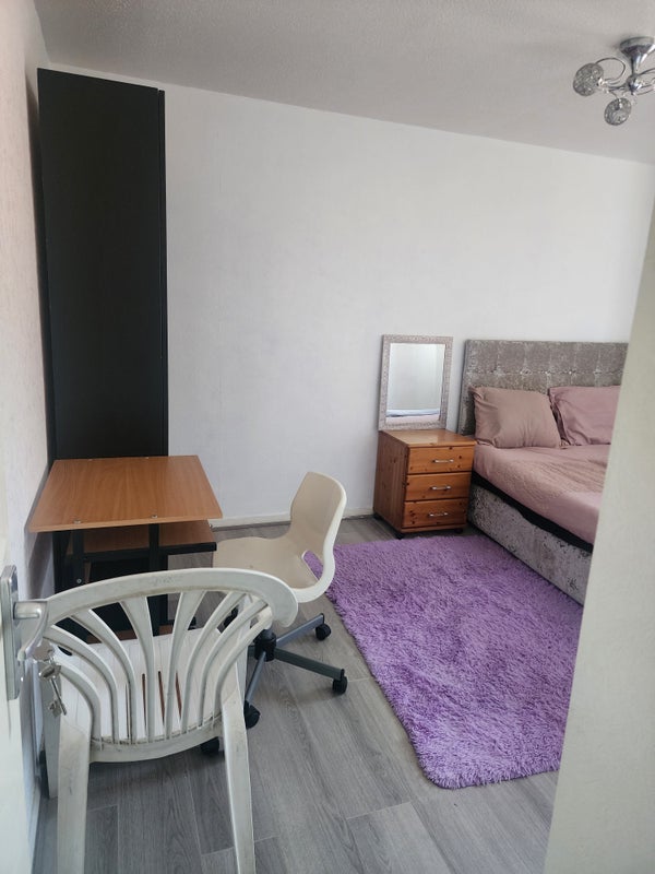 Room Everside Drive in Manchester