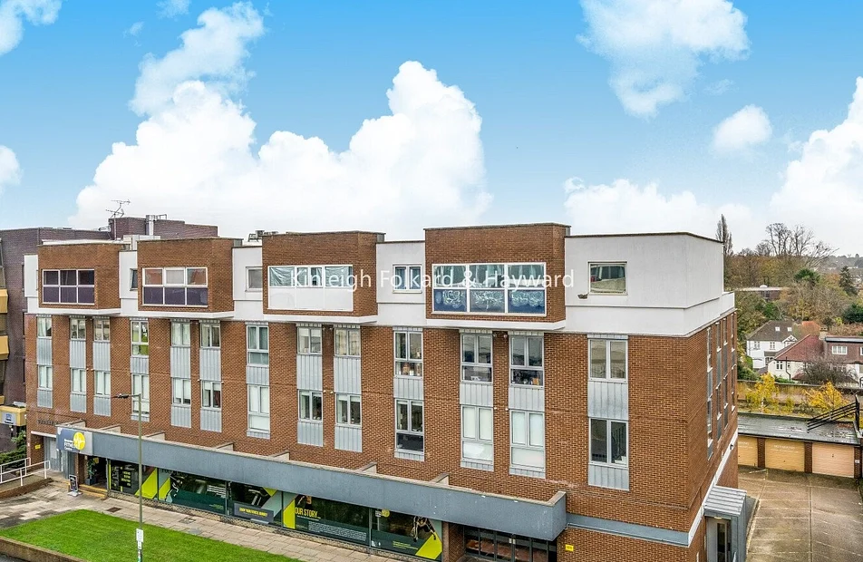 Flat Elmfield Road in Greater London
