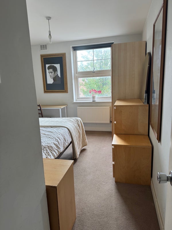 Room Tottenham Lane in Greater London
