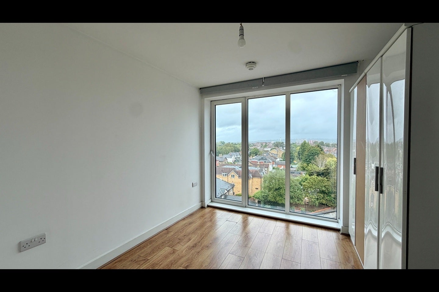Flat Greenhill Way in Greater London