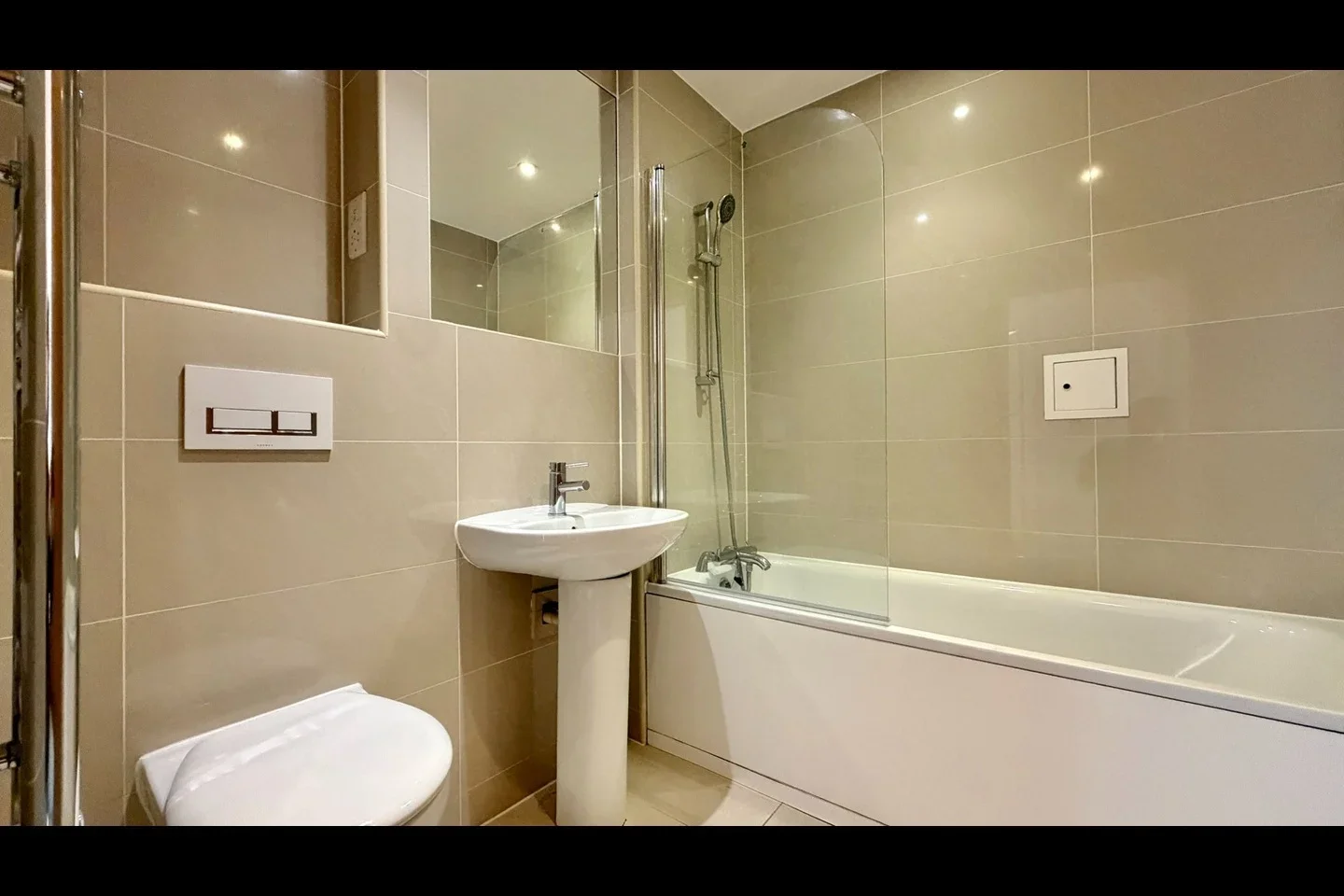 Flat Greenhill Way in Greater London