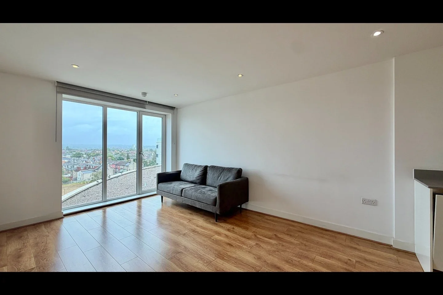 Flat Greenhill Way in Greater London