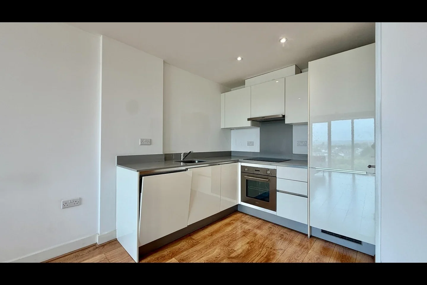 Flat Greenhill Way in Greater London