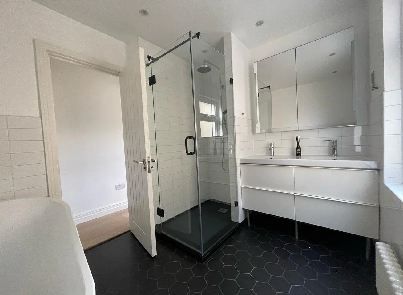 Room Queens Road in Greater London