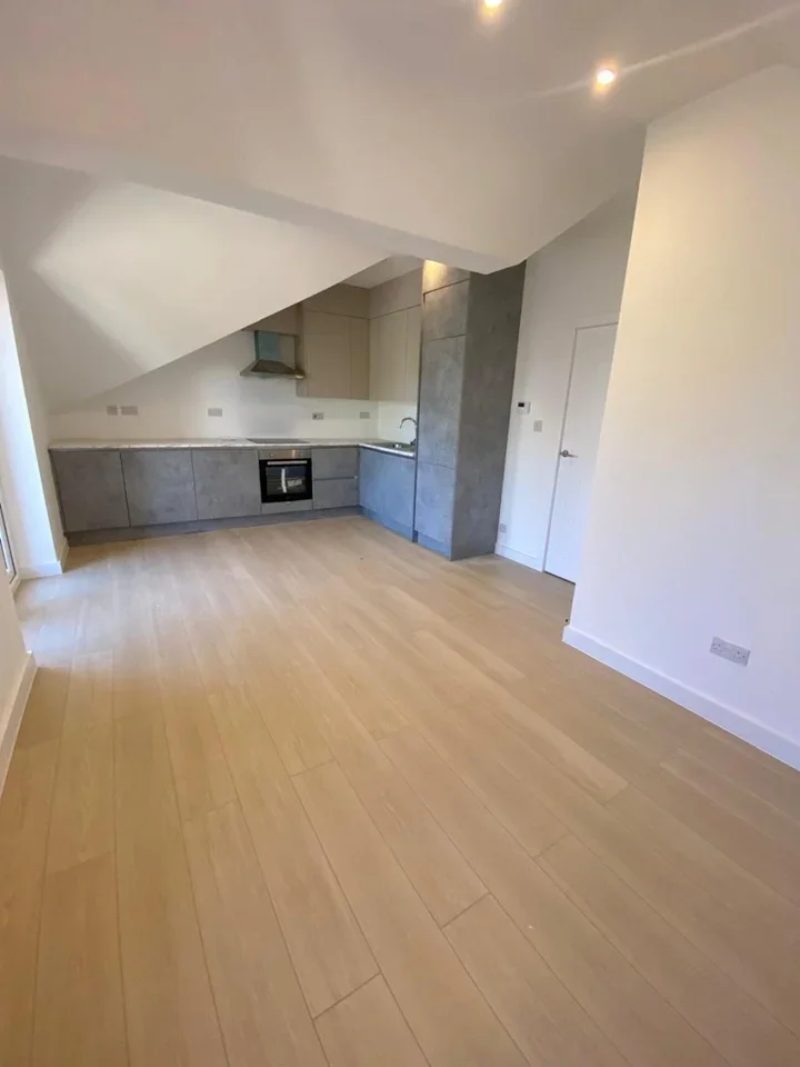 Flat Thornhill Road in Greater London