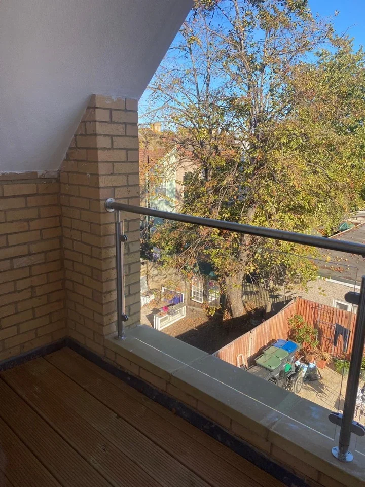 Flat Thornhill Road in Greater London