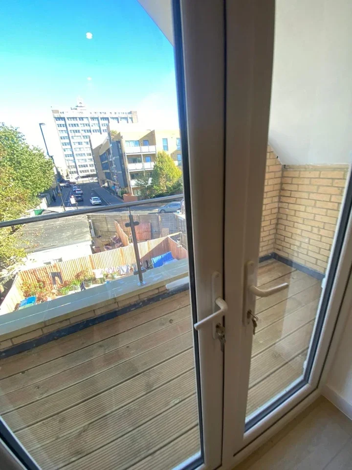 Flat Thornhill Road in Greater London