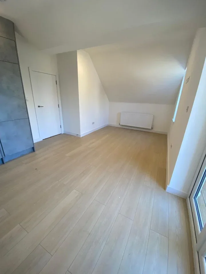 Flat Thornhill Road in Greater London