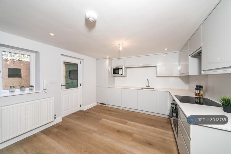 Flat Brownlow Road in Reading