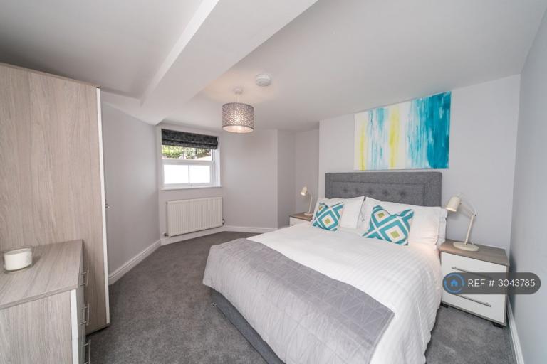 Flat Brownlow Road in Reading