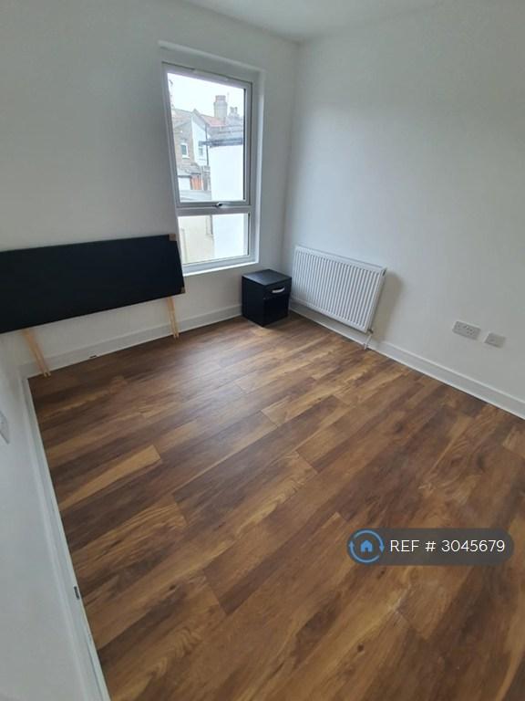 Room Plumstead Common Road in Greater London