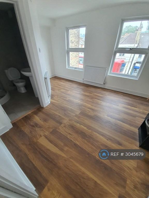 Room Plumstead Common Road in Greater London