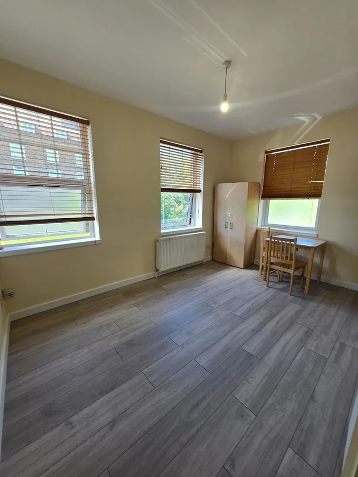 Room Larkhall Lane in Greater London