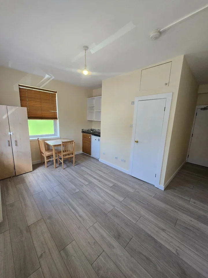 Room Larkhall Lane in Greater London