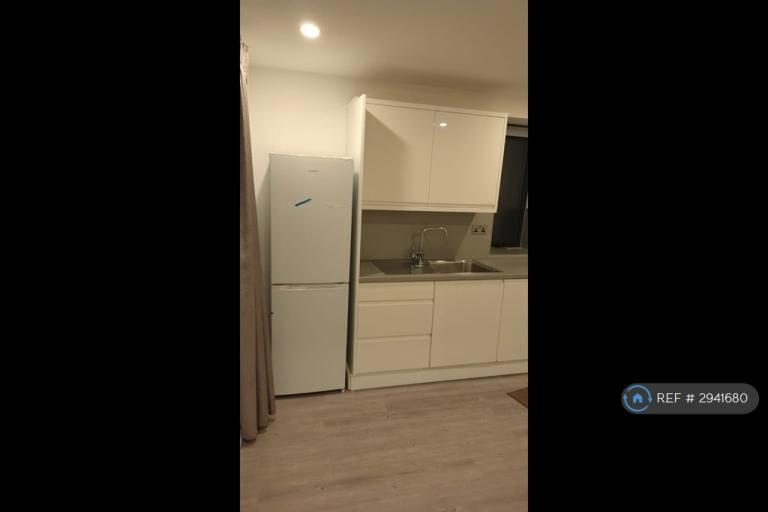 Room Butchers Road in Greater London