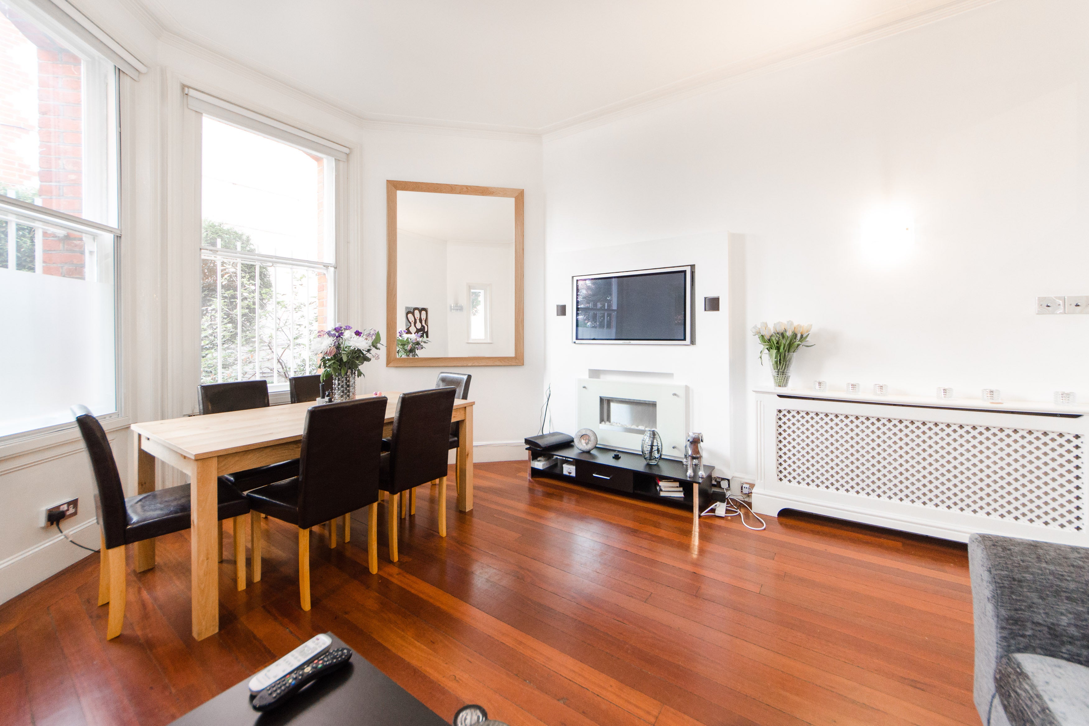 Flat Barkston Gardens in Greater London