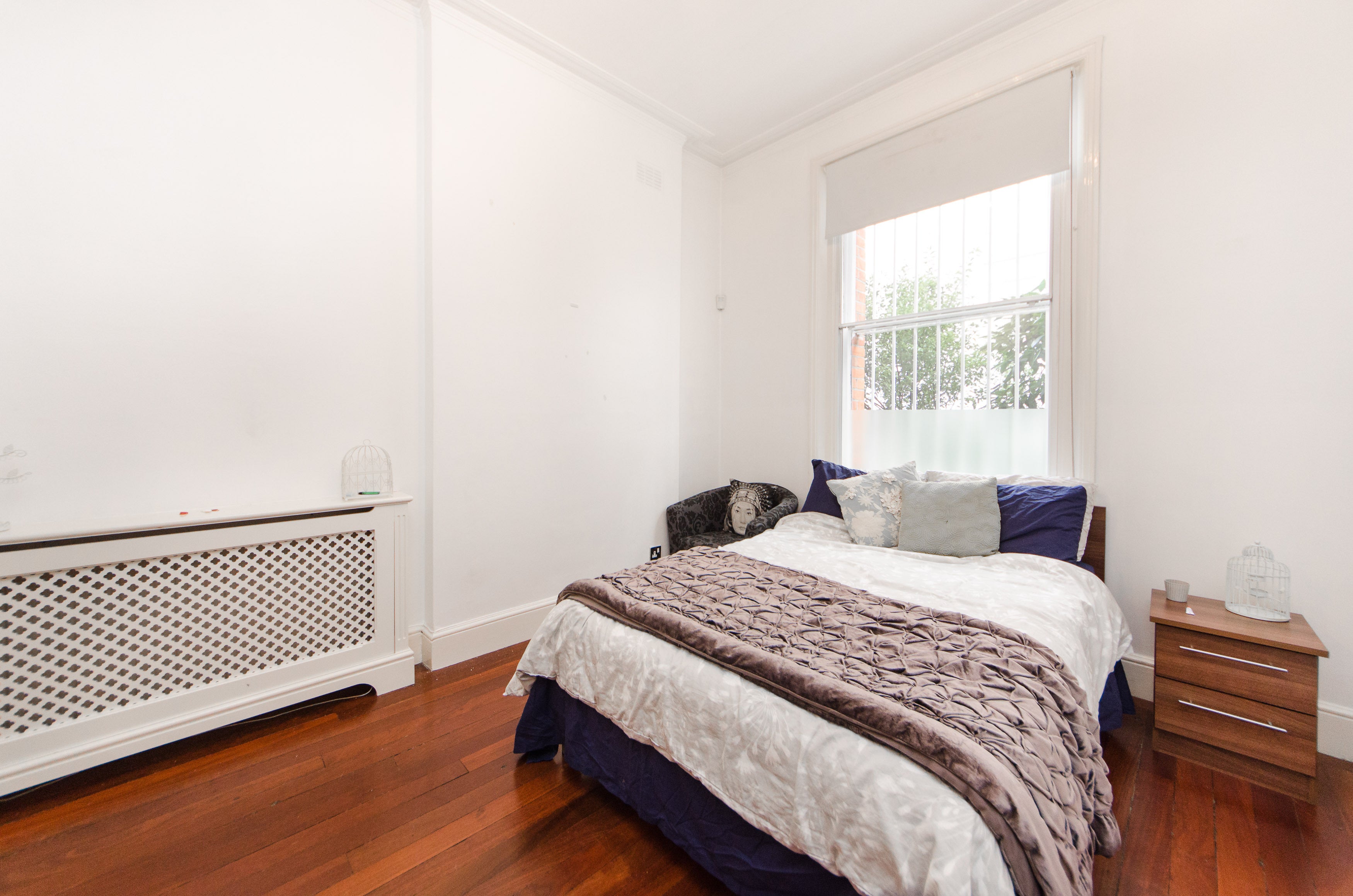 Flat Barkston Gardens in Greater London