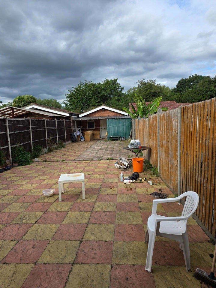 Room Reyiz Network Road in Greater London