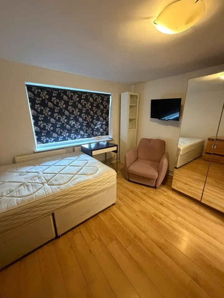 Room Foster Street in Greater London
