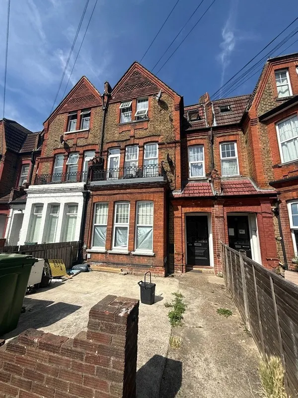Flat Ashlake Road in Greater London