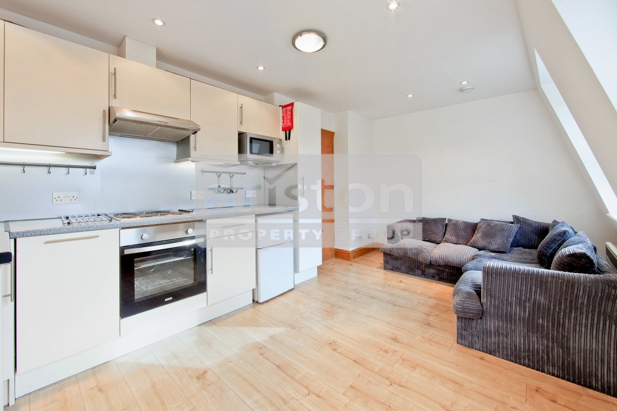 Flat Navigator Square in Greater London