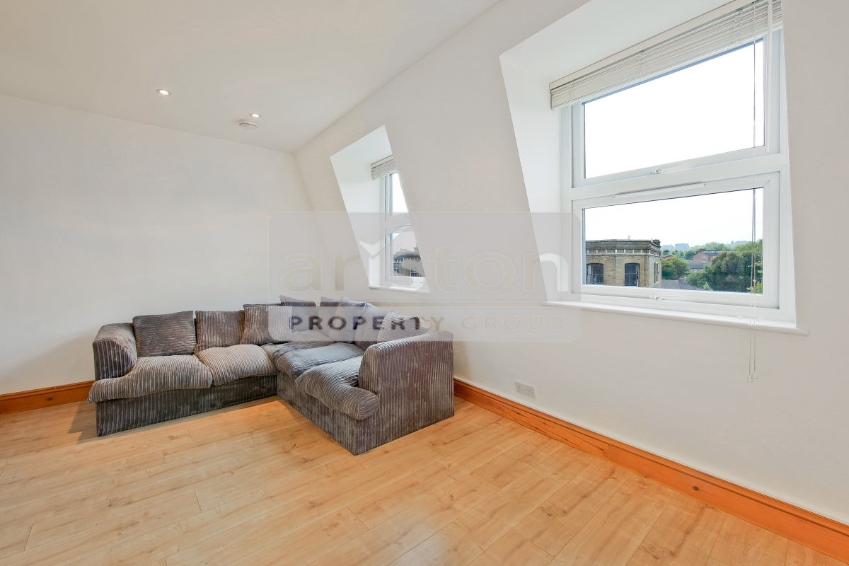 Flat Navigator Square in Greater London