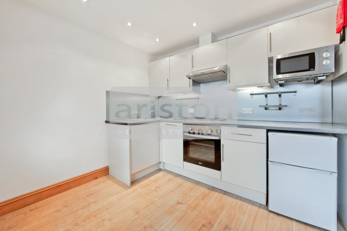 Flat Navigator Square in Greater London