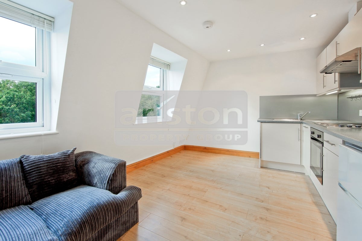 Flat Navigator Square in Greater London