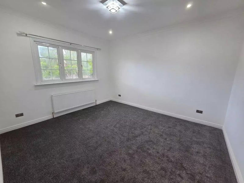 Room Beatrice Avenue in Greater London