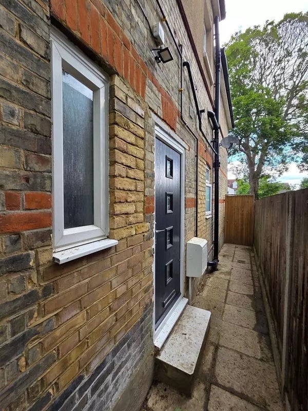 Room Beatrice Avenue in Greater London
