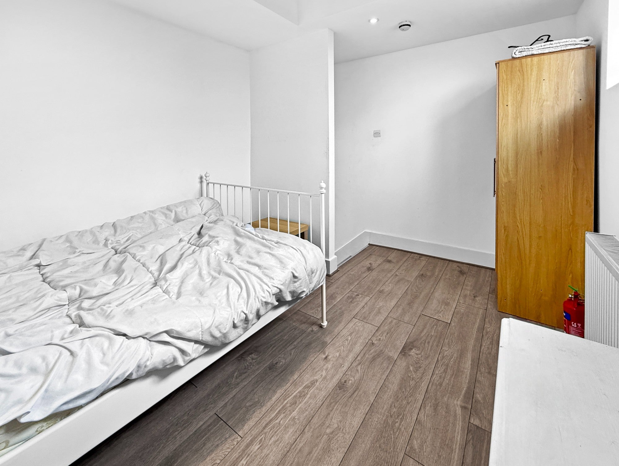 Flat Courthill Road in Greater London