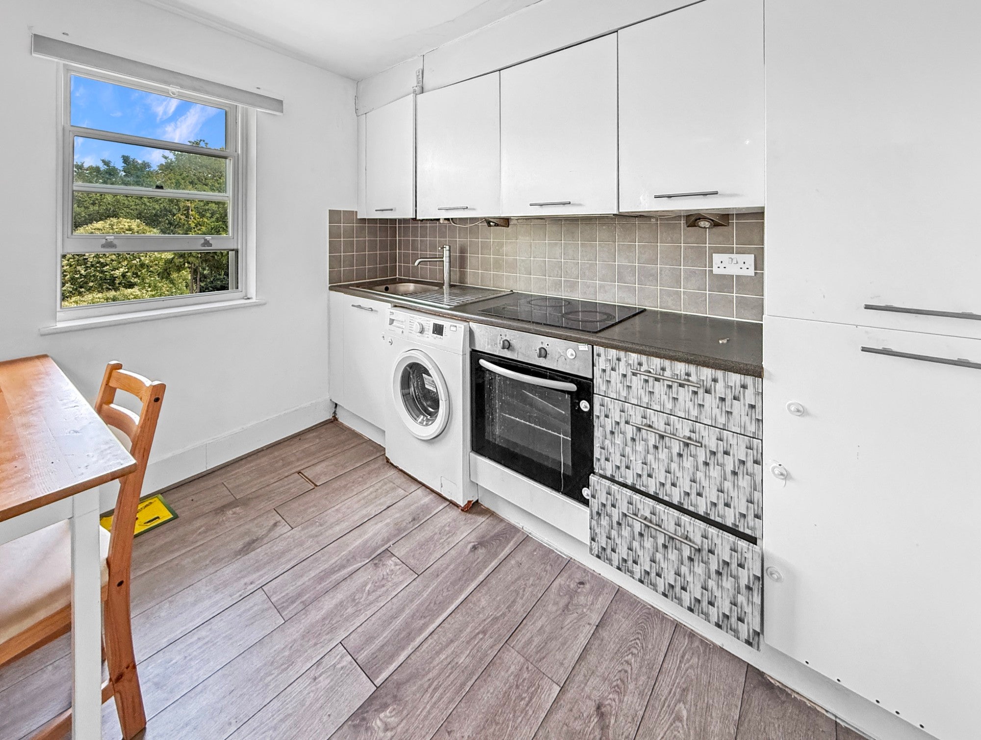 Flat Courthill Road in Greater London