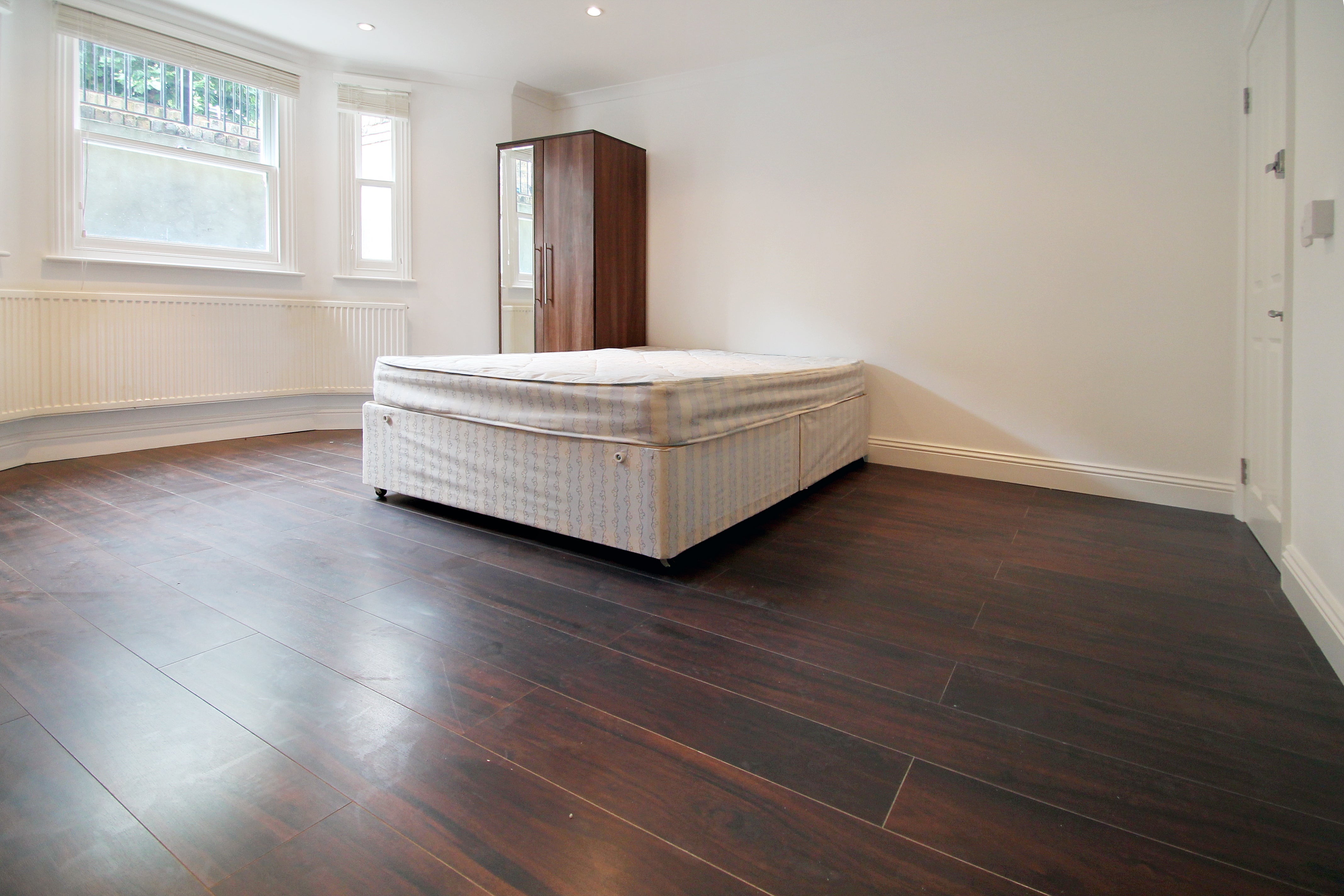 Flat Goulton Road in Greater London