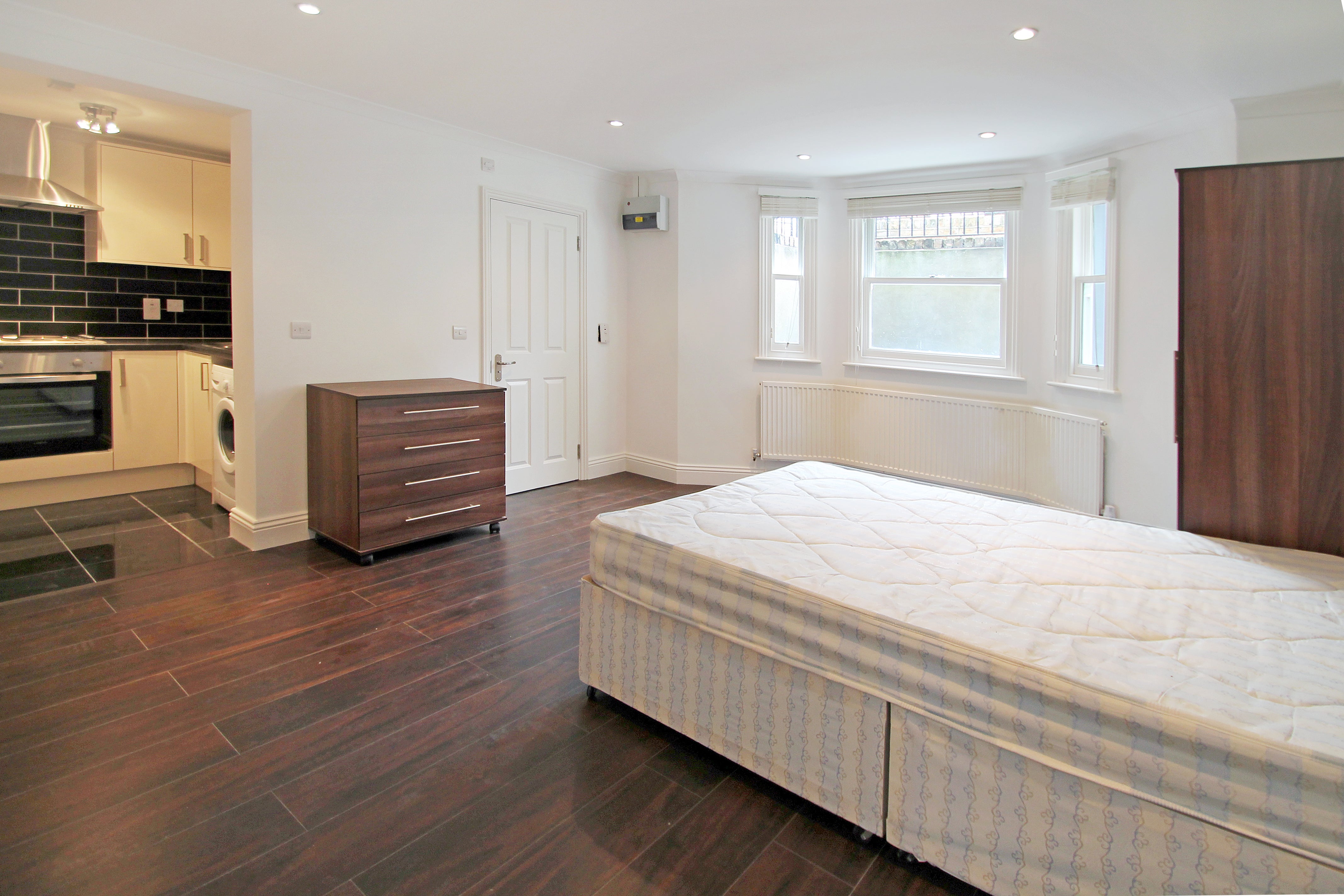 Flat Goulton Road in Greater London