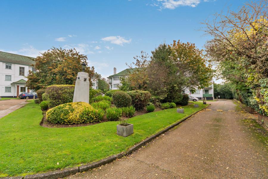Flat Pinner Road in Greater London