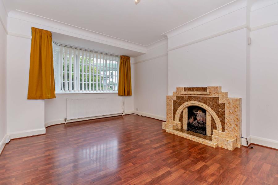 Flat Pinner Road in Greater London