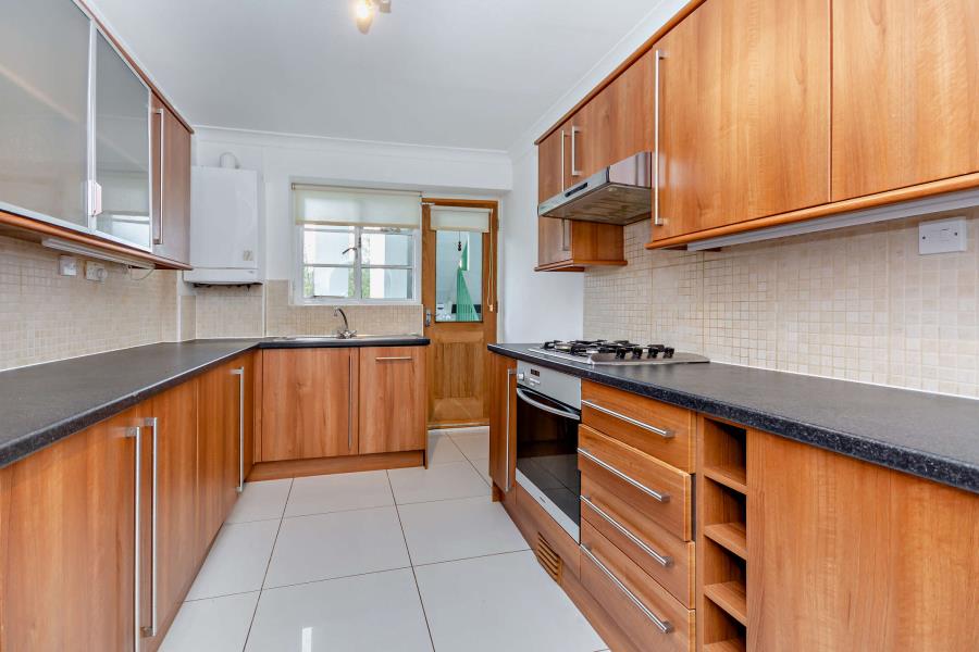 Flat Pinner Road in Greater London